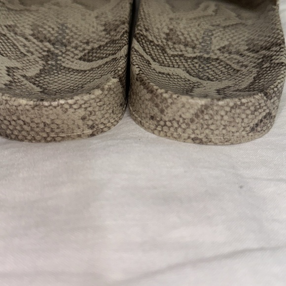 Reptile Pattern Slide Sandals - Picture 7 of 7